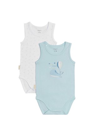 Dos bodies sin mangas para bebés: uno blanco con pequeños patrones azules y otro azul claro con un gráfico de ballena y texto, ambos hechos de suave algodón.
