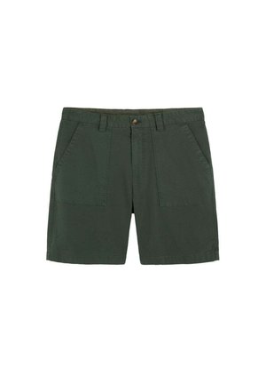 Pantalones cortos casuales de color verde oscuro con bolsillos delanteros de parche, trabillas para cinturón y cierre con botón en la cintura.
