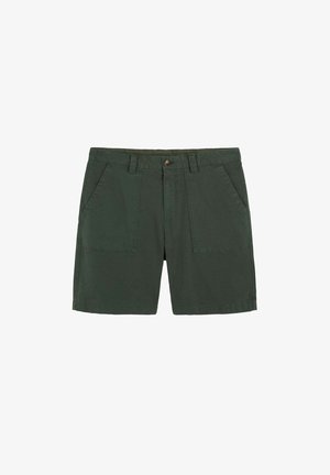 Pantalones cortos casuales de color verde oscuro con bolsillos delanteros de parche, trabillas para cinturón y cierre con botón en la cintura.