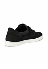 Schwarzer Sneaker mit einem Obermaterial aus Wildleder, ausgestattet mit einem Schnürdesign, subtilen Nähten und einer weißen Gummisohle. Texturierte Mesh-Akzente an den Seiten.