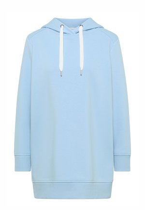 Hellblauer Hoodie mit langen Ärmeln, weißen Kordeln, gerippten Bündchen und Saum, auf weißem Hintergrund dargestellt.