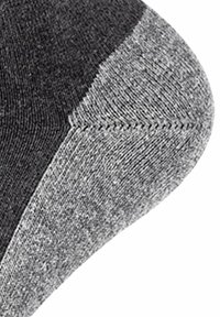 Grau und dunkelgraue Socke mit glatter Textur, verstärktem Fersen- und Zehenbereich sowie einem subtilen Farbkontrast.