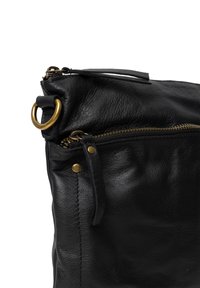 Borsa in pelle nera con zip superiore, hardware dorato, tasca laterale con zip e una superficie texturizzata con dettagli di cucitura visibili.
