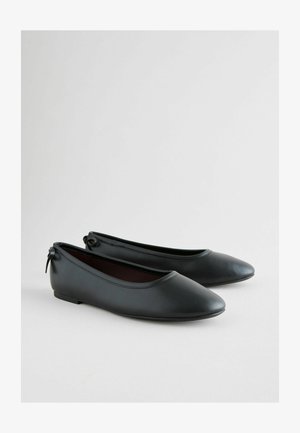 Zwarte leren ballerina's met een ronde neus, gladde textuur en een lage hak. Voorzien van een klein knoopdetail aan de achterkant.