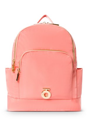 Korallin vaaleanpunainen nylon-reppu, jossa on kultaiset vetoketjut, kaksinkertaiset vetoketjulliset osastot, etutasku, sivuverkotasku ja pyöreä kultainen logo.