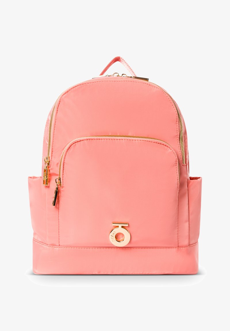 Zaino in nylon rosa corallo con zip dorate, scomparti con doppia cerniera, tasca frontale, tasca laterale in rete e un logo circolare dorato.