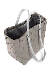 Geflochtene Tragetasche aus leichtem grauem Kunststoff mit glatter Oberfläche. Verfügt über weiße Stoffgriffe und ein schwarzes Innenfutter. Offenes Design.