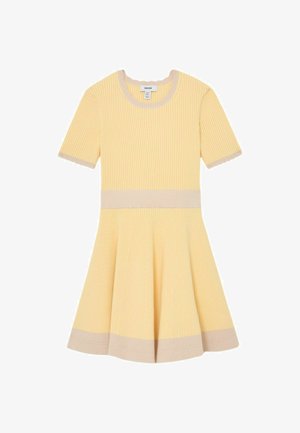 Kurzes gelbes Strickkleid mit beiger Einfassung am Kragen, an den Ärmeln, an der Taille und am Saum, mit gerippter Struktur und kurzen Ärmeln.