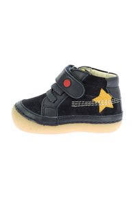Zapatilla alta de ante negro con un diseño de estrella amarilla, botón de acento rojo y suela de goma. Cuenta con una correa de Velcro para un uso fácil.