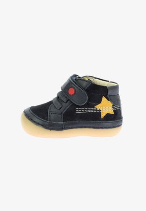 Zwarte suède hoge schoen met een gele sterontwerp, rode accentknop en rubberen zool. Voorzien van een klittenbandsluiting voor gemakkelijk aan- en uittrekken.