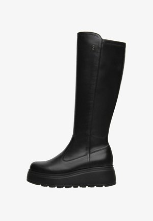 Botte noire en cuir, haute, avec une semelle épaisse, un bout arrondi et des détails de couture discrets le long du tige et du pied.