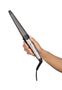 Zilveren krultang met een tapse kegelvormige cilinder, ergonomische grip, bedieningsknoppen en een zwart stroomkabel, vastgehouden in een hand. Gladde metalen afwerking.