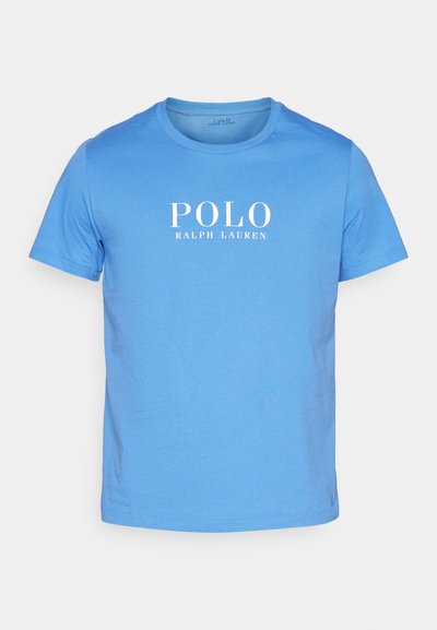 T-shirt de algodão azul claro com decote redondo, mangas curtas e o logótipo branco "POLO RALPH LAUREN" na parte da frente. Textura suave.