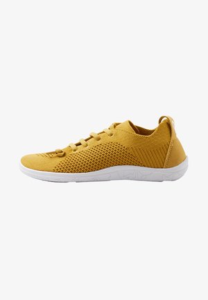 Zapatilla deportiva de punto amarilla con parte superior de malla transpirable, acentos texturizados, suela de goma blanca y diseño de cordones. Ligera y flexible.