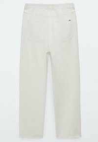 Pantalon droit couleur crème avec taille élastique et deux poches arrière, vu de dos sur un fond uni.