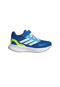 Blaues Sport-Schuh mit Mesh-Obermaterial, weißen Streifen und grünen Akzenten. Verfügt über einen Klettverschluss und eine strukturierte Gummisohle.