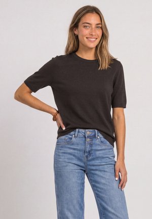Street One, High-rise barrel leg jeans in a loose fit - T-shirts basic - black coffee