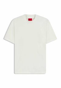 Weißes Baumwoll-T-Shirt mit Rundhalsausschnitt, kurzen Ärmeln und einem roten Markenetikett am Kragen. Minimalistisches Design, ohne Muster oder Akzente.