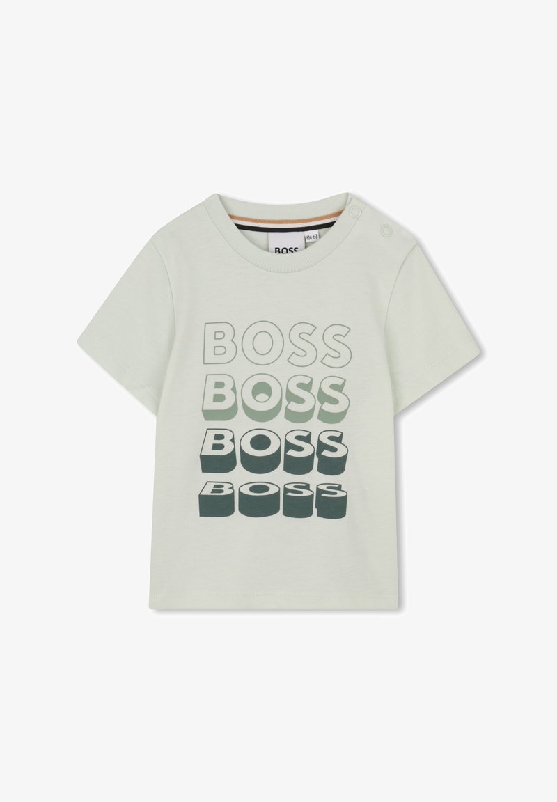 Ανοιχτό πράσινο παιδικό μπλουζάκι με κοντά μανίκια και τέσσερα στοιβαγμένα σχέδια με διαβαθμισμένο κείμενο "BOSS" στο μπροστινό μέρος, με κουμπιά στον ώμο.