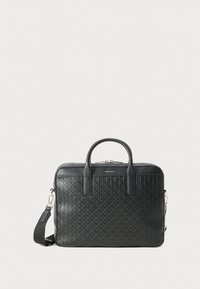 Bolso de cuero negro con un patrón de diamantes acolchado, dos asas y una correa de hombro desmontable. Presenta un diseño rectangular elegante.