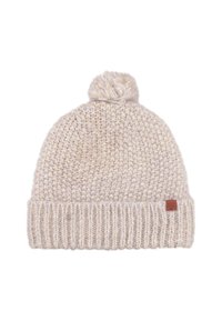 Gehaakte beanie in lichtbeige, met een fluffy pompon bovenop, een geribde manchet en een klein leren label aan de zijkant. Zachte textuur.