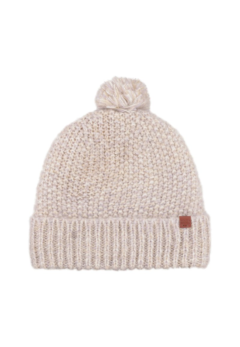 Gehaakte beanie in lichtbeige, met een fluffy pompon bovenop, een geribde manchet en een klein leren label aan de zijkant. Zachte textuur.