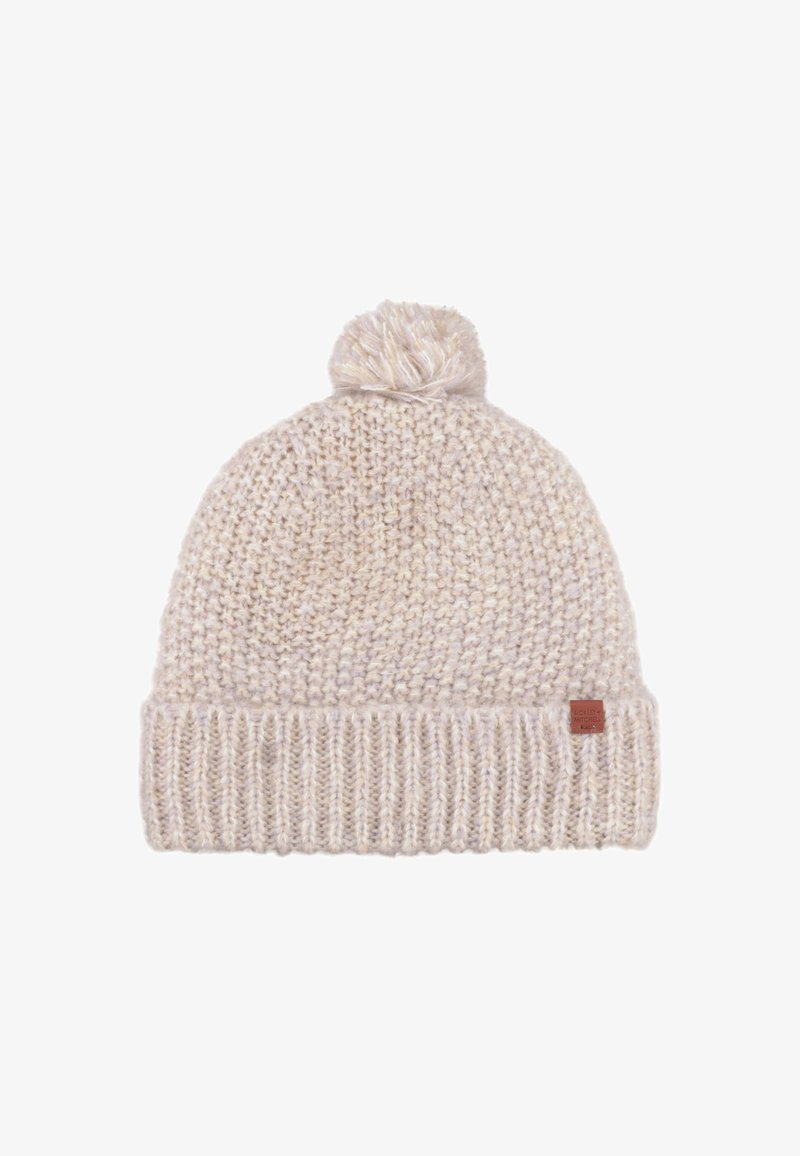 Gehaakte beanie in lichtbeige, met een fluffy pompon bovenop, een geribde manchet en een klein leren label aan de zijkant. Zachte textuur.