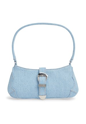 Jasnoniebieska torba na ramię z denimu z srebrną klamrą i krótkim paskiem, z delikatnymi przeszyciami po bokach.