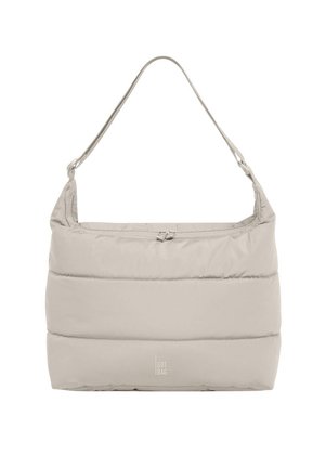 Jasnobeżowa pikowana torba na ramię z poziomymi przeszyciami, pojedynczym paskiem i małym logo „GOT BAG” w dolnej centralnej części.