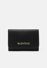 Čierna pebbled kožená peňaženka so zlatým logom "Valentino" vpredu. Kompaktný obdĺžnikový tvar s klopou a prešitými okrajmi.