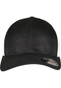 Zwarte en witte trucker cap met een mesh achterkant, gebogen zwarte klep en een label op de voorkant. Geweven stof voor ventilatie en comfort.