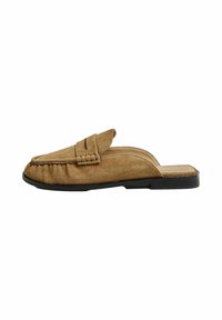 Barna sued slip-on cipő, lekerekített orral, dekoratív varrással és alacsony fekete talppal. Puha felső résszel és mokaszin stílussal rendelkezik.