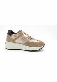 Bruin suède en metalen sneaker met een dikke witte zool, ronde neus en vetersluiting. Heeft een zwarte leren hielaccent.