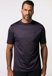 Maglietta atletica a maniche corte di colore viola con una texture liscia e un delicato motivo mélange, dotata di un piccolo logo nero sul lato sinistro del petto.