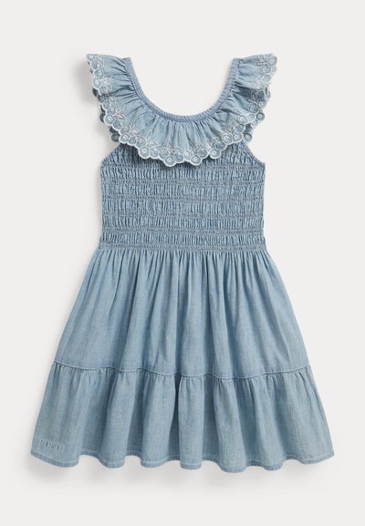 Φόρεμα από ανοιχτό μπλε τζιν με κορσέ με σούρες, φούστα σε στρώσεις και στρογγυλή γιακά με βολάν που διαθέτει λευκή κεντημένη διακόσμηση με μοτίβα λουλουδιών.