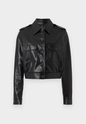 Svart avkortet skinnjakke med spiss krage, frontlukking med knapper, to brystlommer og knappede mansjetter. Jevn, teksturert overflate.