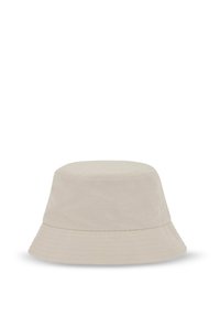 Beige bucket-hatt i mjukt tyg, med en rundad topp och en bred, nedåtlutande brätte med en texturerad rem.