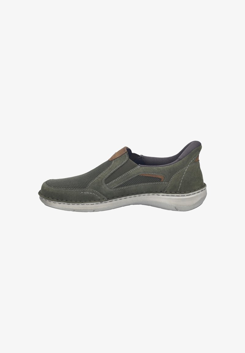 Chaussure décontractée verte olive, facile à enfiler, en tissu mesh, avec des accents en daim, des patchs marron et une semelle en caoutchouc blanche, vue de côté.