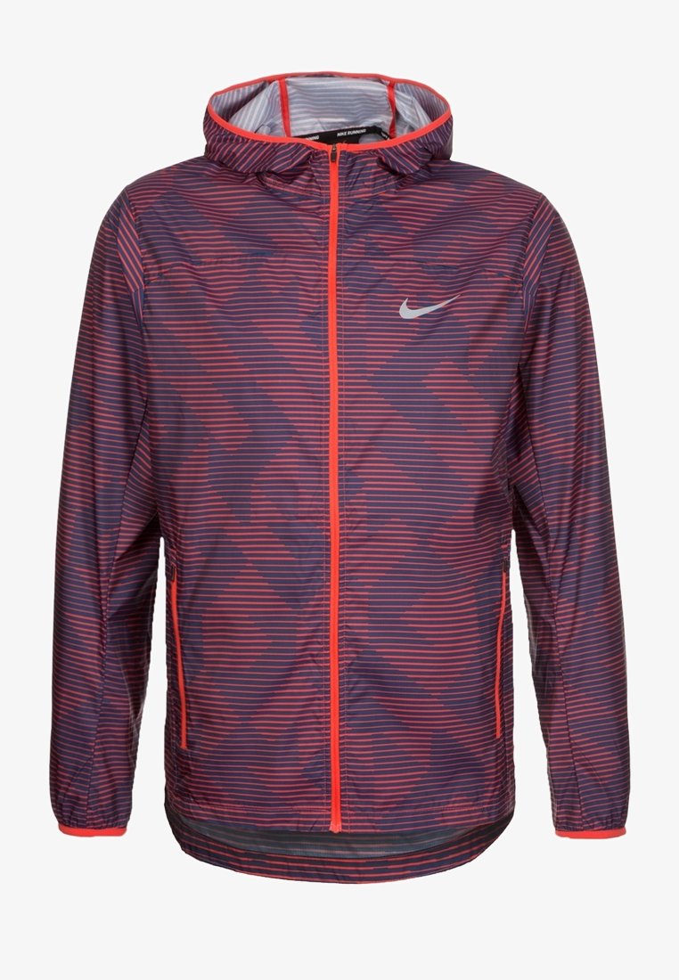 Veste de course Nike en violet foncé avec des rayures rouges. Dotée d'une capuche, d'un zip frontal et de poignets élastiques. Tissu léger et respirant.
