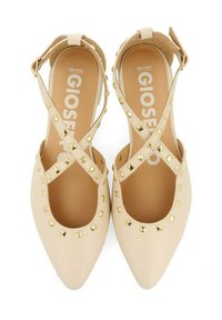 Bailarinas beige con puntera afilada, adornadas con tachuelas doradas y tiras entrelazadas. Textura suave y un diseño minimalista ideal para el uso casual.