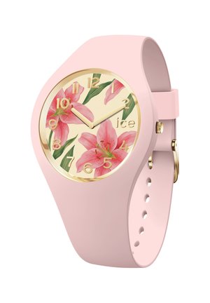 Reloj de pulsera rosa con números dorados, manecillas doradas que muestran las 10:10 y una esfera floral con grandes lirios rosas y hojas verdes.
