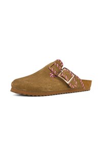Zoccolo in suede marrone con dettagli di cucitura rosa e una fibbia metallica. La suola è testurizzata per una migliore aderenza, presentando una forma della punta arrotondata.