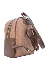 Zaino sintetico marrone con motivo a logo in rilievo, chiusura con doppia zip e spallacci regolabili in pelle; presenta una superficie liscia e dettagli in metallo dorato.