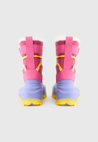 Bunte Winterstiefel mit einem pinken Obermaterial und gelben Akzenten, einer lila Sohle und einem weichen weißen Innenfutter. Entworfen für Langlebigkeit und Komfort.
