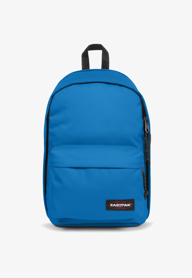 Sininen Eastpak-reppu, joka on valmistettu kestävästä kankaasta, jossa on sileä pinta, etutasku vetoketjulla ja yläkahva helppoa kantamista varten.