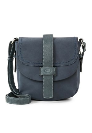 Petit sac bandoulière bleu marine compact avec rabat frontal, fermeture centrale par sangle en cuir et bandoulière réglable.