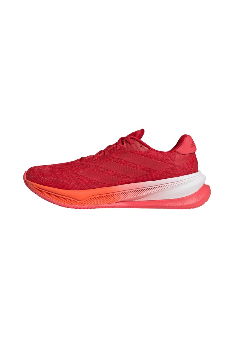 Chaussure de спорт rouge avec une tige texturée, dotée de trois bandes, d'une semelle dégradée allant du rouge à l'orange et d'une semelle intermédiaire blanche coussinée.
