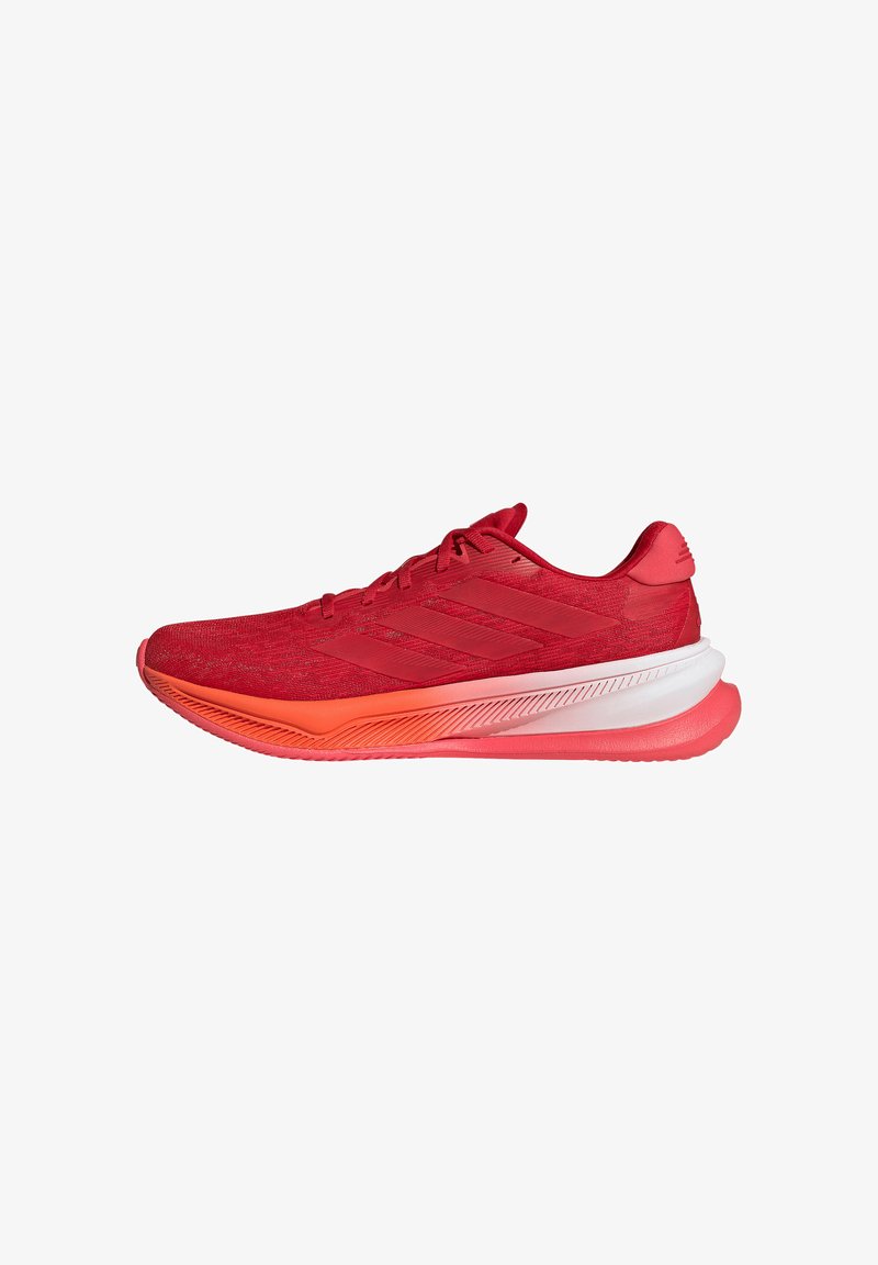 Roter Sportschuh mit strukturiertem Obermaterial, ausgestattet mit drei Streifen, einer Farbverlaufssohle von Rot zu Orange und einer gepolsterten weißen Mittelsohle.