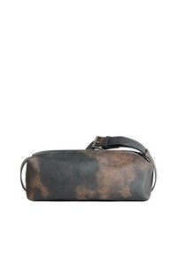 Borsa in pelle rettangolare caratterizzata da un mix di colori grigio scuro e marrone, con una superficie testurizzata e una tracolla regolabile.