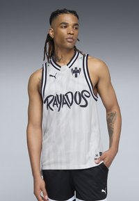 Grå mesh basketballtrøje med "RAYADOS" grafik, sort kant, og holdlogo på brystet; parret med sorte atletiske shorts.